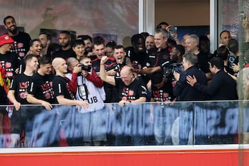 Fernando Carro, CEO del Bayer Leverkusen, celebra con los jugadores el primer título de campeones de la Bundesliga.