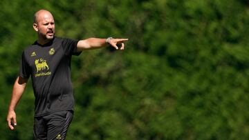 José Alberto dirigiendo un entrenamiento del Racing.