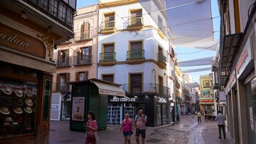 En algunas calles del centro de Sevilla ha empezado a instalarse los toldos para calmar el calor de la primavera y el verano, a 19 de abril de 2023 en Sevilla (Andalucía, España). El ayuntamiento de Sevilla ha comenzado con instalación de los toldos en algunas del centro de Sevilla. La calle Sierpes, Tetuán, plaza de la Campana o plaza de San Francisco, será parte de los enclaves donde se instalarán los toldos.
19 ABRIL 2023
Joaquin Corchero / Europa Press
19/04/2023