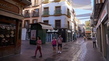 En algunas calles del centro de Sevilla ha empezado a instalarse los toldos para calmar el calor de la primavera y el verano, a 19 de abril de 2023 en Sevilla (Andaluc¨ªa, Espa?a). El ayuntamiento de Sevilla ha comenzado con instalaci¨®n de los toldos en algunas del centro de Sevilla. La calle Sierpes, Tetu¨¢n, plaza de la Campana o plaza de San Francisco, ser¨¢ parte de los enclaves donde se instalar¨¢n los toldos.
19 ABRIL 2023
Joaquin Corchero / Europa Press
19/04/2023