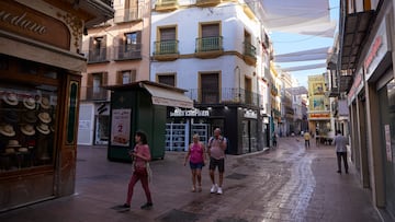 En algunas calles del centro de Sevilla ha empezado a instalarse los toldos para calmar el calor de la primavera y el verano, a 19 de abril de 2023 en Sevilla (Andalucía, España). El ayuntamiento de Sevilla ha comenzado con instalación de los toldos en algunas del centro de Sevilla. La calle Sierpes, Tetuán, plaza de la Campana o plaza de San Francisco, será parte de los enclaves donde se instalarán los toldos.
19 ABRIL 2023
Joaquin Corchero / Europa Press
19/04/2023