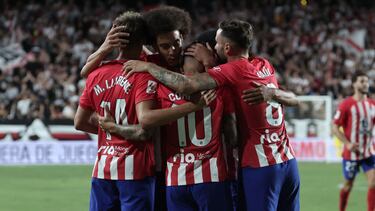 La plantilla del Atlético se abraza en piña en Vallecas. El grupo, alimento de la Unidad B.