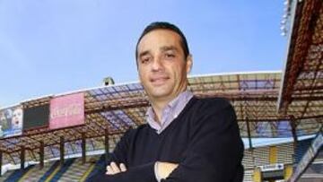 <b>SU NUEVA CASA. </b>José Luis Oltra estuvo ayer en Riazor conociendo el estadio y sus instalaciones