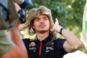 Los jueves son el primer contacto de cada gran premio de Fórmula 1 y suelen dejar imágenes curiosas, como la de Max Verstappen en Melbourne, con una peluca rubia imitando el peinado Mullet, considerado un icono cultural en Australia. Se nota que en Red Bull están de buen humor tras su comienzo arrollador de temporada.