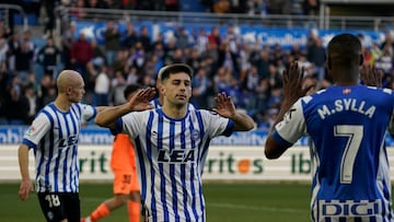 Los jugadores del Alavés celebran un gol durante el encuentro ante el Ibiza.