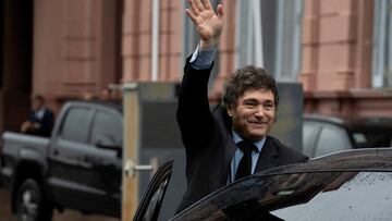 FILE PHOTO: Argentina's President Javier Milei greets from a car after a meeting with his French counterpart Emmanuel Macron at the Casa Rosada presidential palace, in Buenos Aires, Argentina November 17, 2024. REUTERS/Irina Dambrauskas/File Photo