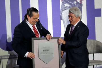 Paulo Futre y Enrique Cerezo, presidente del Atlético de Madrid, sosteniendo una placa conmemorativa de los 251 partidos jugados del astro portugués con el equipo colchonero.