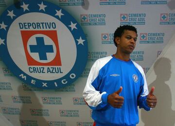 El brasileño llegó al Cruz Azul como uno de los refuerzos estrella para el Torneo Bicentenario 2010. El defensor jugó en 15 partidos y es recordado por su autogol en un partido frente a las Chivas. La siguiente campaña regresó a su país natal para jugar con el Gremio.