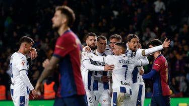 BARCELONA, 15/12/2024.- Los jugadores del Leganés celebran la victoria tras el partido de la jornada 17 de LaLiga que FC Barcelona y CD Leganés disputaron este domingo en el estadio Lluís Companys, en Barcelona. EFE/Quique García