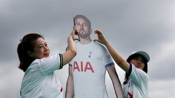 Soccer Football - Pre Season Friendly - Leicester City v Tottenham Hotspur - Rajamangala National Stadium, Bangkok, Thailand - July 23, 2023 Tottenham Hotspur fans with a cardboard cut-out of Harry Kane are pictured outside the stadium before the match REUTERS/Athit Perawongmetha