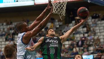 Nico Laprovittola entra a canasta ante Muhamed Barro.