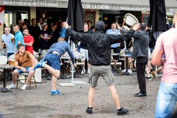 Enfrentamiento entre los ultras rusos e ingleses y galeses en Lille. 