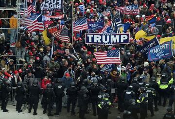 Los manifestantes pro-Trump irrumpieron en el Capitolio tras derribar 4 capas de vallas de seguridad, mostrando su inconformidad con los resultados de las elecciones presidenciales del 2020, mismas en las que el dem¨®crata, Joe Biden, le quit¨® la reelecci¨®n a Donald Trump, resultando el 46? Presidente electo de los Estados Unidos.