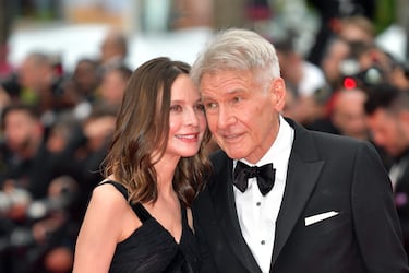 Harrison Ford y Calista Flockhart están casados desde el 15 de junio de 2010. Se conocieron en la 59.ª edición de los Globos de Oro en 2002. Según se cuenta, ella derramó accidentalmente vino sobre él para iniciar una conversación.