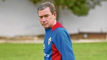 <b>CLEMENTE, CON CINCO ATRÁS... Y SIN BAIANO NI REGUEIRO. </b>Clemente ha ensayado en los entrenamientos de esta semana con una defensa de cinco hombres. Los últimos resultados fueron muy negativos para el Murcia y el técnico vasco ha decidido cambiar. Eso sí, dejó en casa a Regueiro y Baiano...