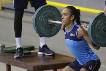 La Selección Colombia de voleibol femenina se prepara para el Preolímpico que se disputará en el Coliseo El Salitre del 6 al 9 de enero. Se enfrentará en sistema de todos contra todos a Argentina, Perú y Venezuela. 