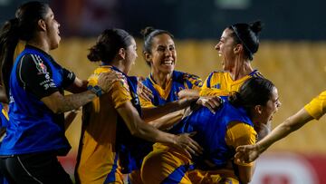 AME4937. MONTERREY (MÉXICO), 01/09/2024.- Las jugadoras de Tigres celebran un gol ante León, este domingo durante un partido correspondiente a la jornada 8 del Torneo Clausura 2024 de la Liga Femenil Mx, en el Estadio Universitario, en Monterrey (México). EFE/ Miguel Sierra