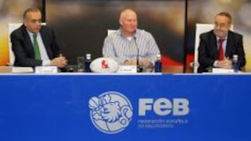 José Luis Sáez, preosidente de la FEB, Bryce Bevin, seleccionador de Rugby y Alfredo Relaño, director del Diario AS.