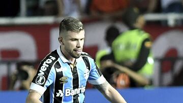Caio Henrique en un partido con Gremio.
