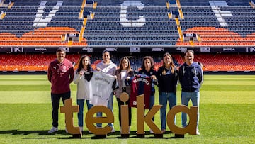 Las capitanas y los entrenadores de Valencia y Levante posan juntos en Mestalla en la previa del derbi valenciano femenino.