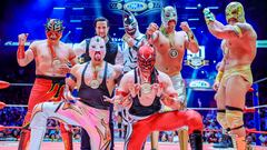 Los integrantes del torneo de escuelas del CMLL festejan en el cuadrilátero de la Arena México.