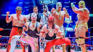 Los integrantes del torneo de escuelas del CMLL festejan en el cuadrilátero de la Arena México.