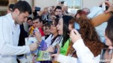 Iker Casillas firma fotos a su llegada a Almería.