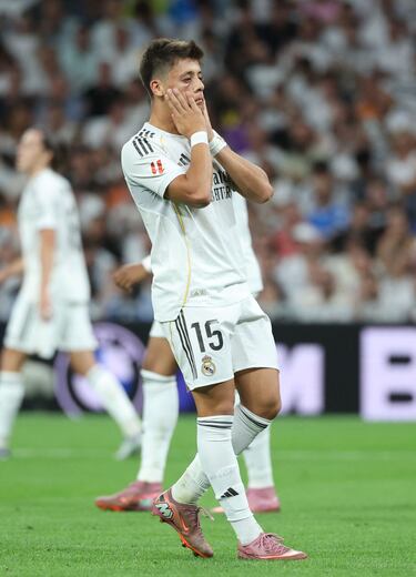 Arda Güler se lamenta de un error durante la primera mitad del encuentro entre el Real Madrid y el Mallorca.