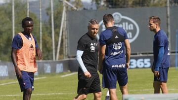 Fran Escribá, durante un entrenamiento junto a Pione Sisto.