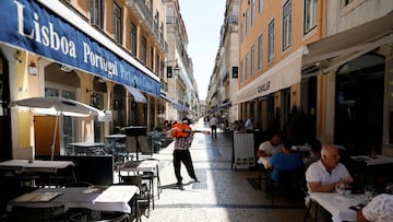 A street musician plays next to restaurants, amid the coronavirus disease (COVID-19) outbreak, in Lisbon, Portugal June 23, 2020. REUTERS/Rafael Marchante