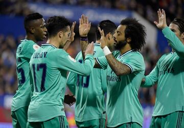 0-2. Lucas Vázquez celebró el segundo gol.