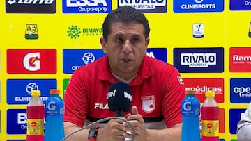 Francisco López, DT de Santa Fe, analiza la derrota contra Bucaramanga.