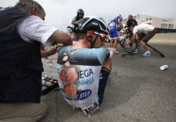 Accidente del pelotón a 5 kilómetros de la meta.Tony Martin con heridas en la espalda.