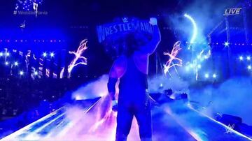 'The Undertaker' saluda durante su entrada al ring en Wrestlemania 33