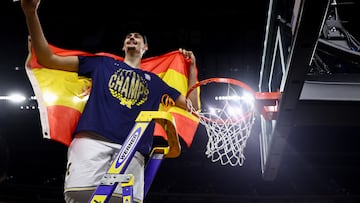 Aday Mara corta la red tras derrotar a los UConn Huskies en la final del campeonato nacional de la Final Four del Torneo de Baloncesto Masculino de la NCAA 2026 en el Lucas Oil Stadium.