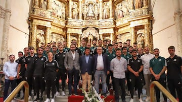 El Burgos hace la ofrenda floral en la Catedral antes del inicio de la temporada