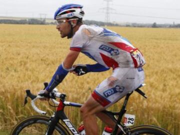 El ciclista francés Jeremy Roy tras una de las caídas de la etapa. 