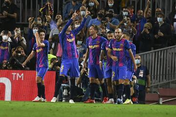 ¡¡MARCA PIQUÉ!! ¡Lanzamiento de esquina que acaba con un centro al área de Alba desde la frontal y el central llega totalmente solo en el segundo palo para empujarla al fondo de la red!