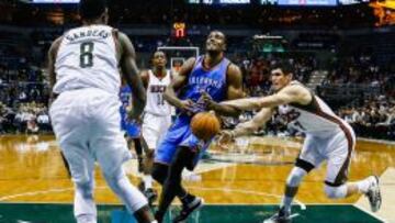 Serge Ibaka no pudo con Larry Sanders e Ilyasova.