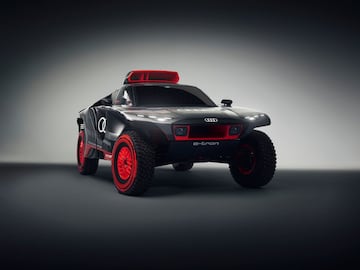 Así es el novedoso y vanguardista coche de Carlos Sainz para el Rally Dakar 2022. El madrileño, que compartirá la experiencia con Peterhansel y Ekstrom, cuenta con un potente todoterreno de cuatro motores con potencia máxima de 500 kW (670 CV).