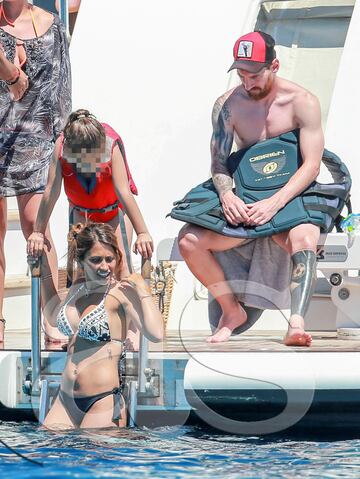 Messi, Luis Suárez y Cesc en sus vacaciones familiares en Ibiza.
 