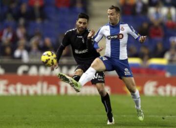 El defensa del Eibar Eneko Bóveda pugna con el centrocampista del RCD Espanyol Paco Montañés, durante el partido de la decimo séptima jornada de Liga de Primera División