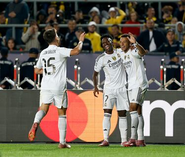 0-2. Kylian Mbappé celebra el segundo gol con Vinicius y Arda Güler.