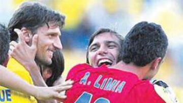 <b>GRAN TRIUNFO. </b>Los jugadores del Cádiz celebraron el triunfo por todo lo alto.