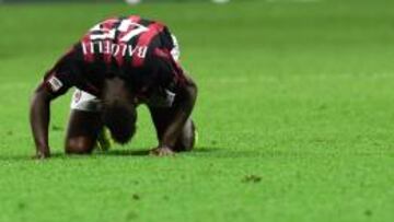 Balotelli se lamenta de una ocasión perdida.
