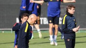 El entrenador del Barça Tito Vilanova dirige el entrenamiento de la plantilla azulgrana.