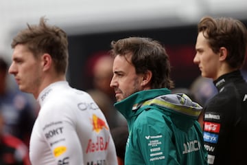 Fernando Alonso y Max Verstappen preparados antes de la carrera del domingo del GP de China.