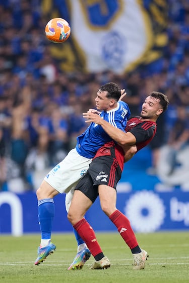 El internacional uruguayo llegó a Asturias en el verano de 2024 como una de las incorporaciones más ambiciosas del Real Oviedo para liderar el asalto definitivo al ascenso. Con un valor de mercado de 5 millones de euros y tras una destacada etapa en el León mexicano, Viñas aterrizó en el Tartiere con expectativas altas. Sin embargo, las lesiones y la adaptación a la exigencia del fútbol español limitaron su impacto durante el curso. Pese a no consolidarse como titular indiscutible, su fichaje representó un salto de calidad y visibilidad para un club que volvía a mirar hacia arriba. Ahora, el ariete uruguayo tiene la oportunidad de hacerse con la titularidad en la delantera del conjunto carbayón en su regreso a la Primera División tras 24 temporadas. 
