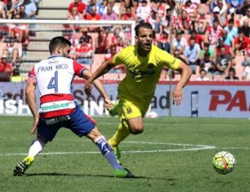 El centrocampista del Granada, Fran Rico (i) hace falta al delantero del Villarreal, Soldado, durante el partido correspondiente a la tercera jornada de Liga entre el Granada y el Villarreal, disputado hoy en el estadio Nuevo Los Cármenes de Granada.