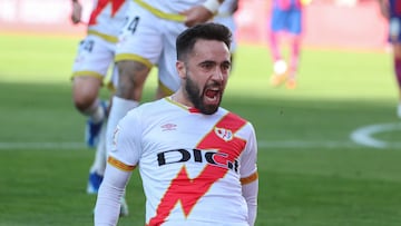 MADRID, 25/11/2023.- El centrocampista del Rayo Vallecano Unai López celebra tras marcar el primer gol del partido de LaLiga EA Sports que ha enfrentado al Rayo Vallecano y el FC Barcelona en el estadio de Vallecas, este sábado. EFE/Kiko Huesca
